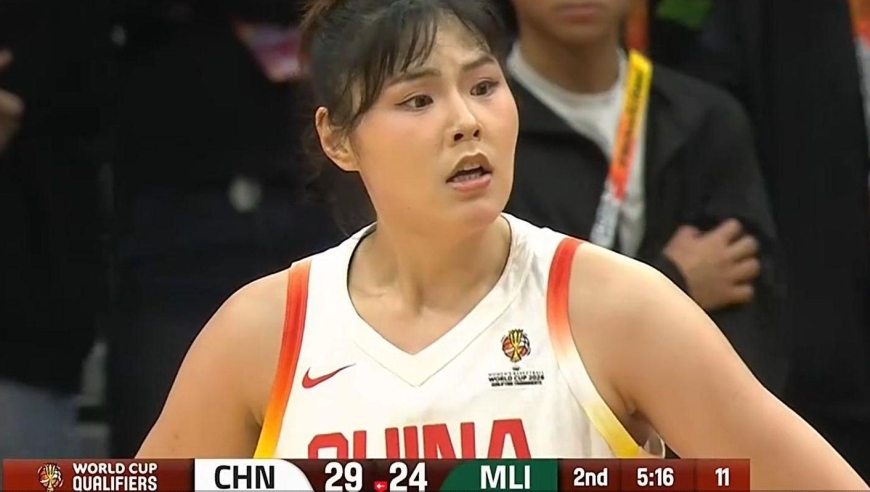 不中用！女篮三朝元老3战合计7中1，场均1分，球迷：不能再用她了