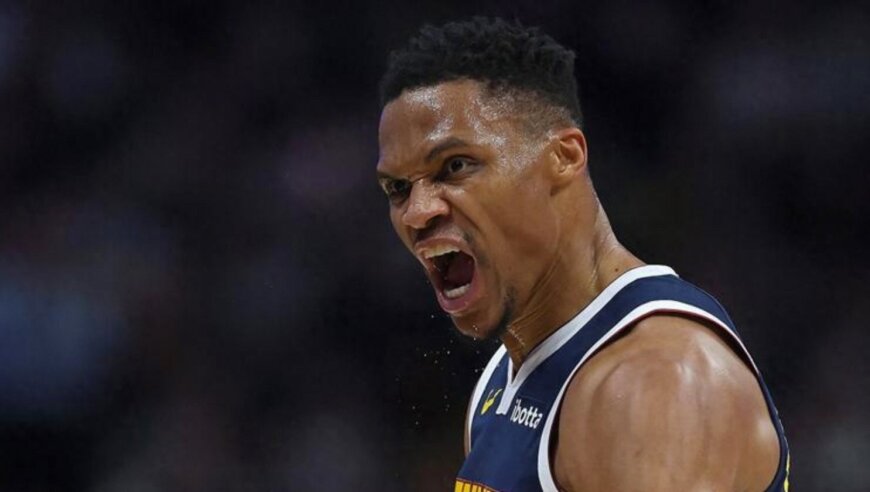 23+16+10，威少爆了，拿着360万无保障合同，球队把他当核心使用