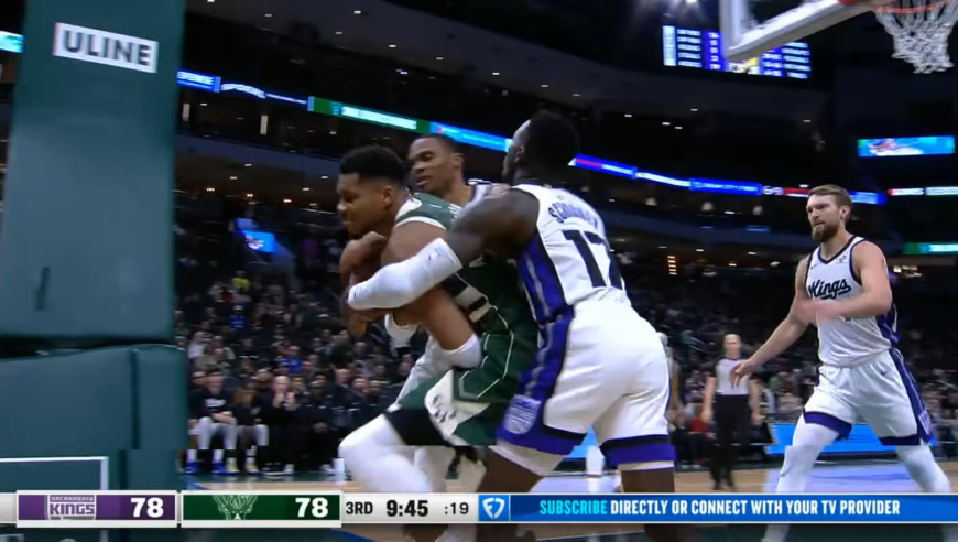 字母哥威少冲突完整回顾：两人死死护球不相让 施罗德等人险酿两队群殴