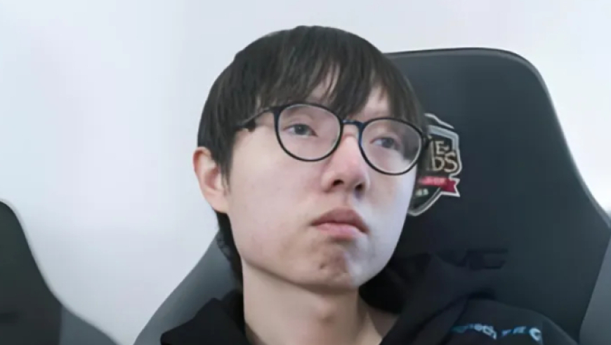 MLXG被执行2500W后，直播又和队友起冲突，破防和陪玩互骂