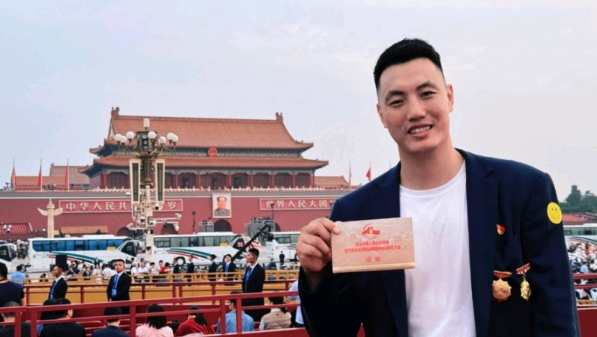 荣誉时刻！北京男篮队长翟晓川天安门观礼阅兵，姚明同在现场！