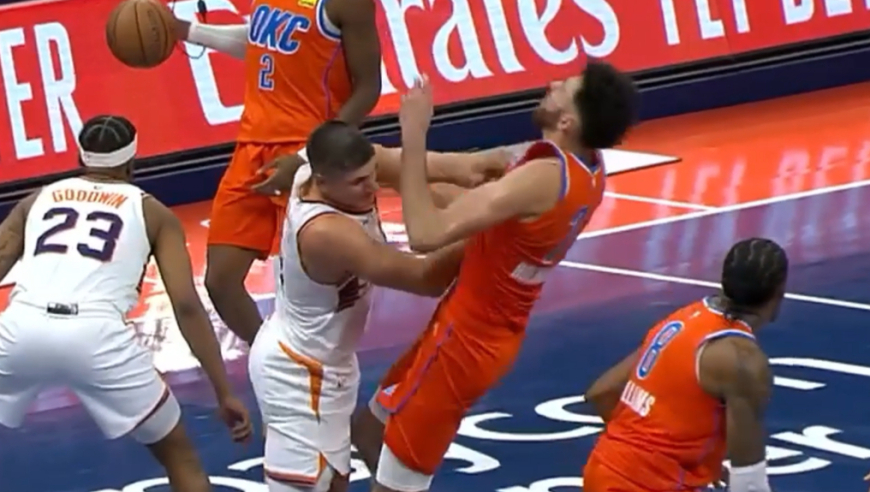 火爆冲突！阿伦恶意阻挡后故意肘击推倒切特 直接判罚二级恶犯遭驱逐！