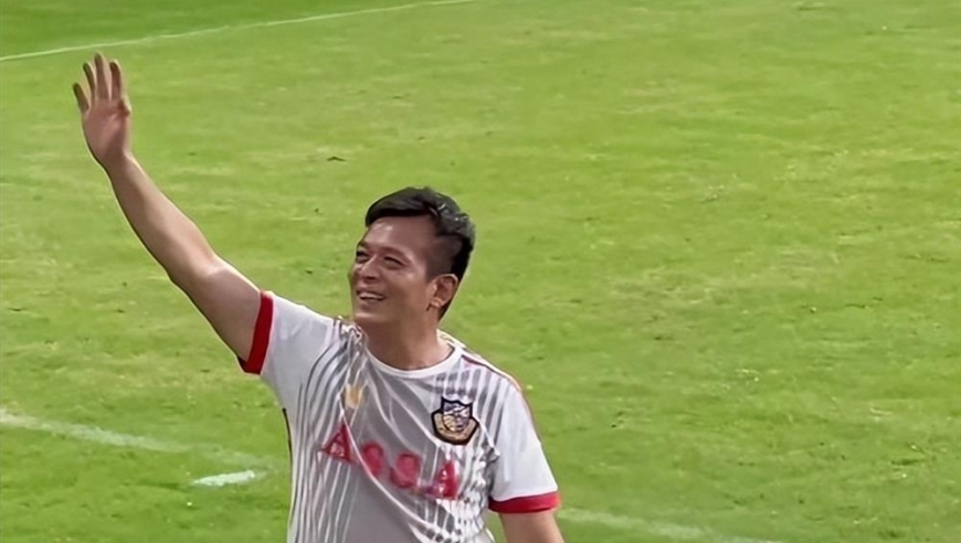 突发！香港知名男星踢球踩对方要害，双方爆发冲突火药味十足