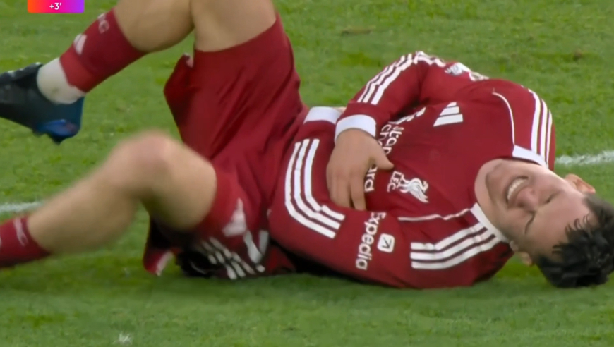 这是红牌吗？利物浦维尔茨胸口遭飞踹，裁判不看VAR仅出黄牌