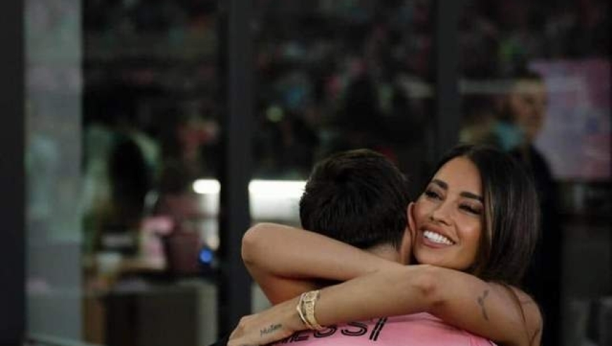 梅西队首夺MLS冠军，与“青梅竹马美人妻子”热烈拥抱照引发热议