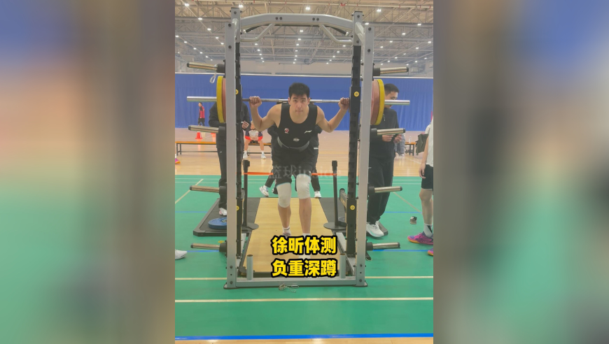 别看哥们瘦 骨头缝里长肌肉 徐昕100KG杠铃60秒连蹲15个