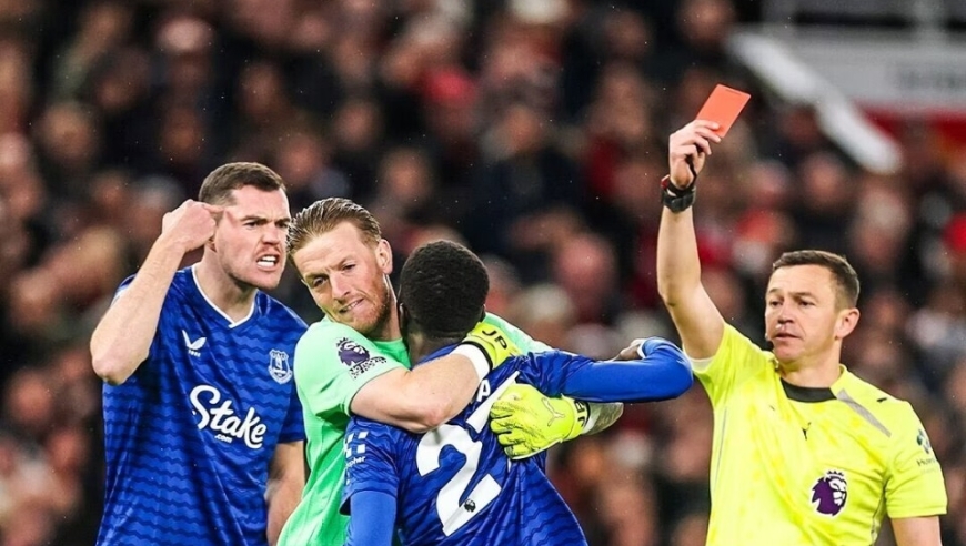 英超：曼联0-1十人埃弗顿！5轮不败终结，铁腰掌掴队友被直红罚下