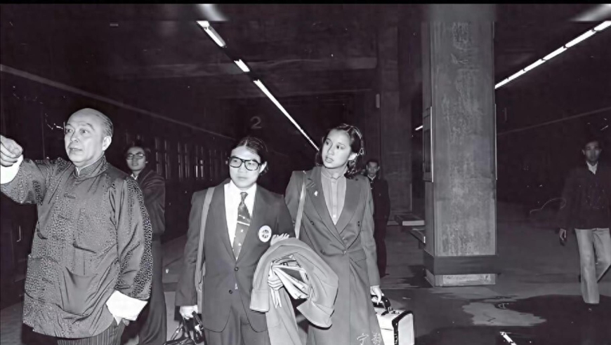 70年代霍英东带领儿子霍震霆儿媳朱玲玲等运动员乘坐火车