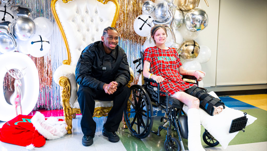 暖心！亚历山大前往医院探望患者及其家属 签名合影还送圣诞礼物