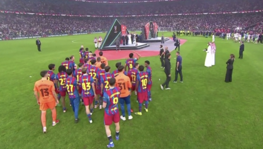 输不起？皇马拒绝为巴萨列队：姆巴佩带头离开 4线争冠0胜惨遭吊打