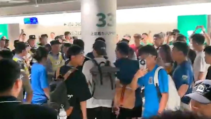 输球输人？国安球迷将申花球迷围在通道不让走+辱骂 警察到场拉架