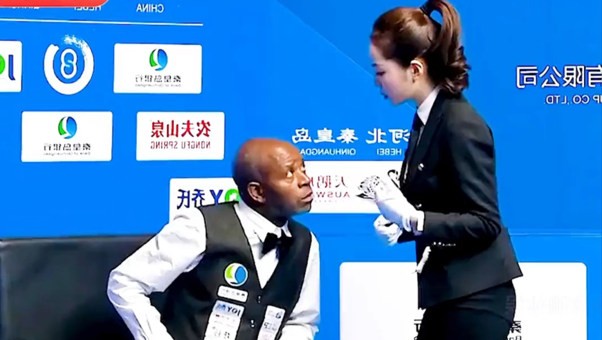 体坛记忆｜非洲大哥初遇王钟瑶，开球逗笑全场，只为与裁判近距离接触
