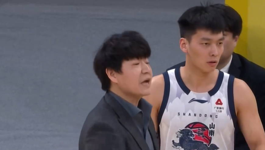 CBA山东男篮惜败广厦，外援手感低迷，小将三个三分拿到9分