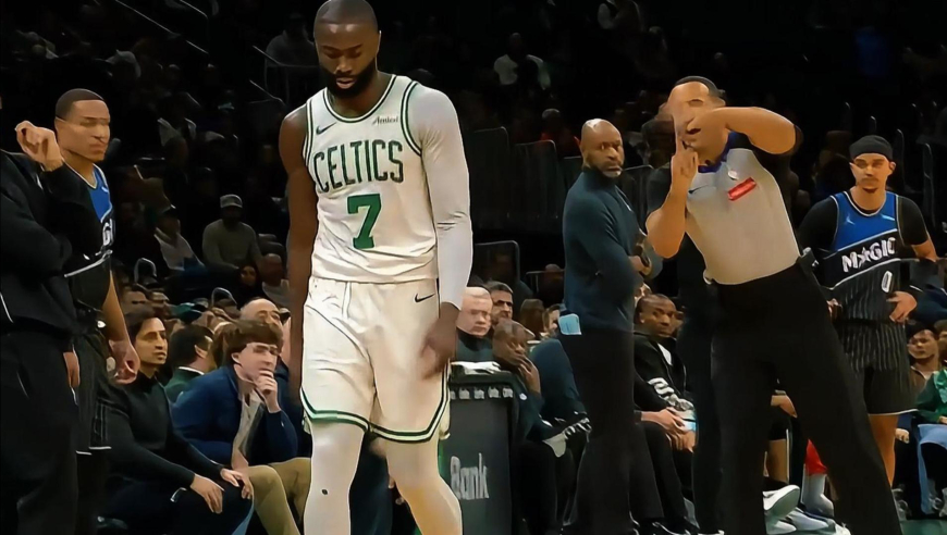 怒了！杰伦布朗不满判罚怒喷裁判吃技犯 绿军挑战也失败祸不单行