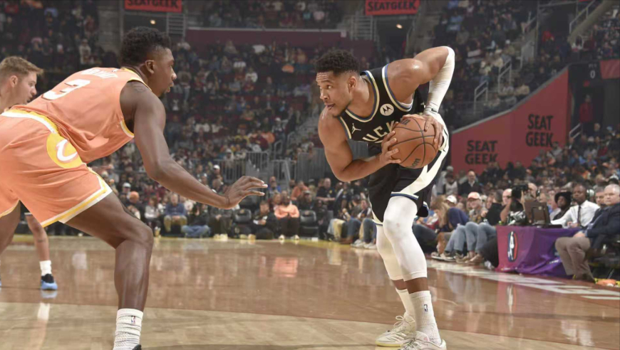 雄鹿生涯最后一战？字母哥半场14+5回顾 捂着腿根重伤提前退赛