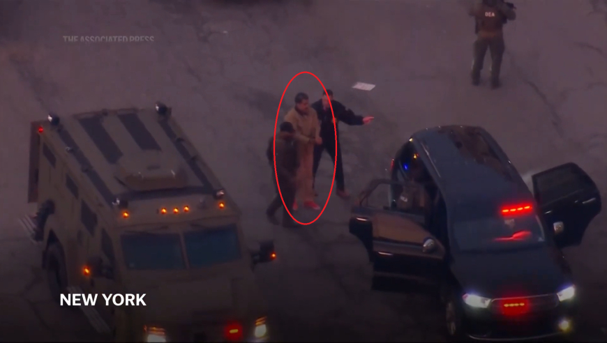 马杜罗两口子抵达纽约法院，老马走路一瘸一拐