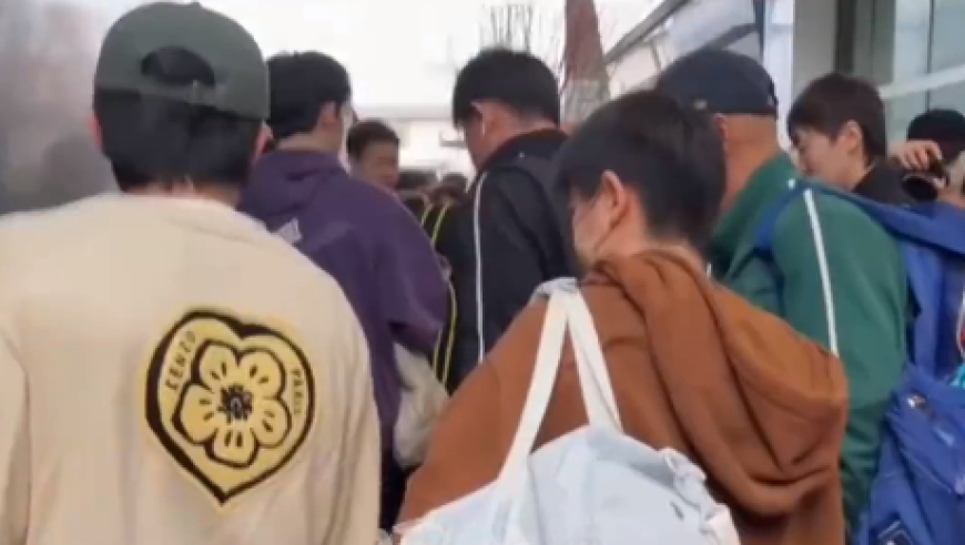 孙颖莎王楚钦安全落地，前后脚走出VIP通道后坐专车离开，台上拌嘴细节曝光