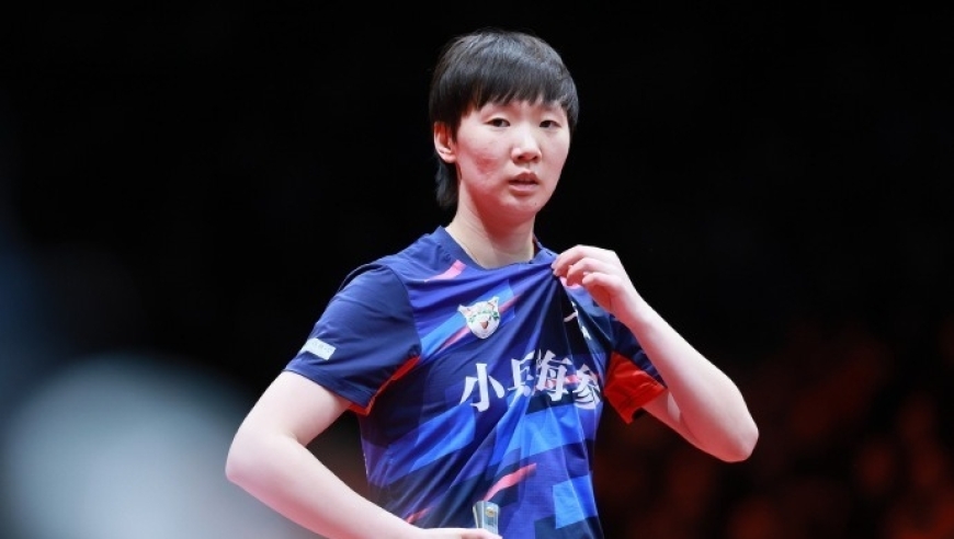 笑喷！王曼昱乒超赢球裹毛巾偷听对手采访，被发现后一脸坏笑离开