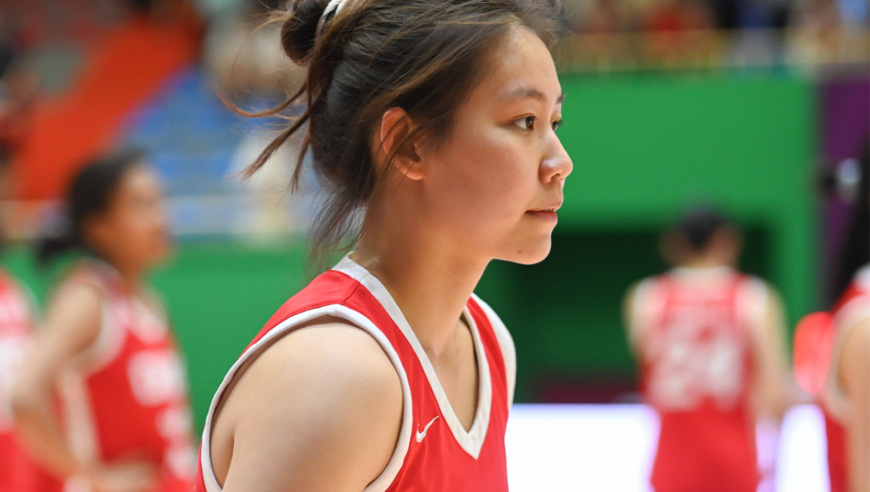 慢镜还原！中国U19女篮新星1次“犯错”，王桂芝指导末节弃用