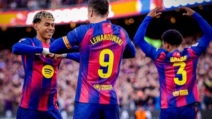 诺坎普呼唤梅西！莱万闪击亚马尔天秀助攻，巴萨4-0登顶西甲第1