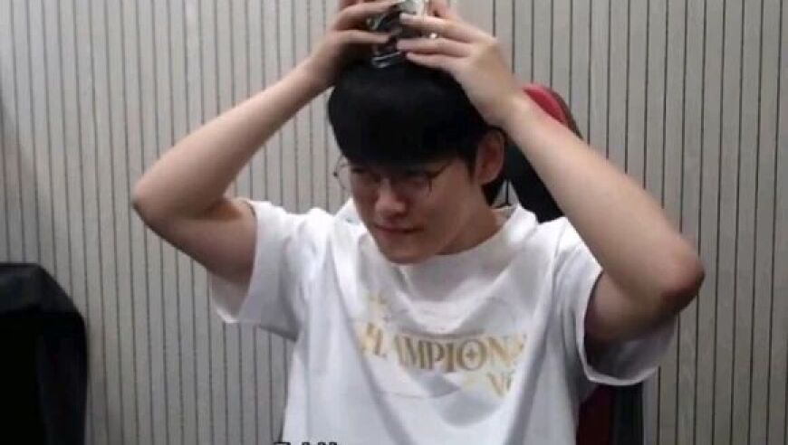 Gumayusi：我的奖杯由中国最伟大的ADC选手颁给我，我的偶像就是Uzi