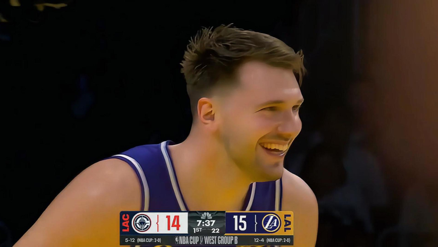 还在较劲！湖人快船首节一分钟内连续完成回应球 东契奇都打乐了