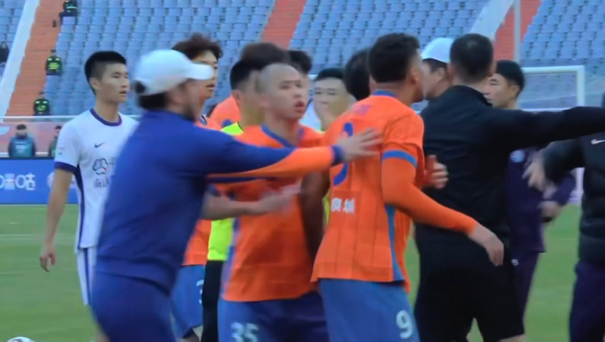 乱成一团！克雷桑和天津球员爆发冲突拉不住，裁判各出一黄镇场