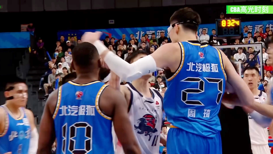 暴打CBA | 周琦遭珀赛尔隔扣挑衅 孙铭徽扔掉面具骂裁判吃技犯