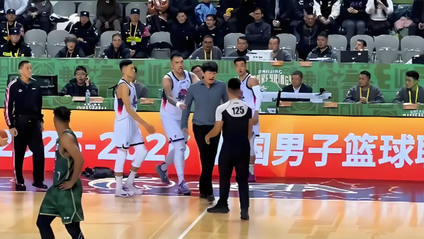 赛帧 | CBA儒帅怒砸外套进场咆哮裁判，终逼出山东队长封神一战