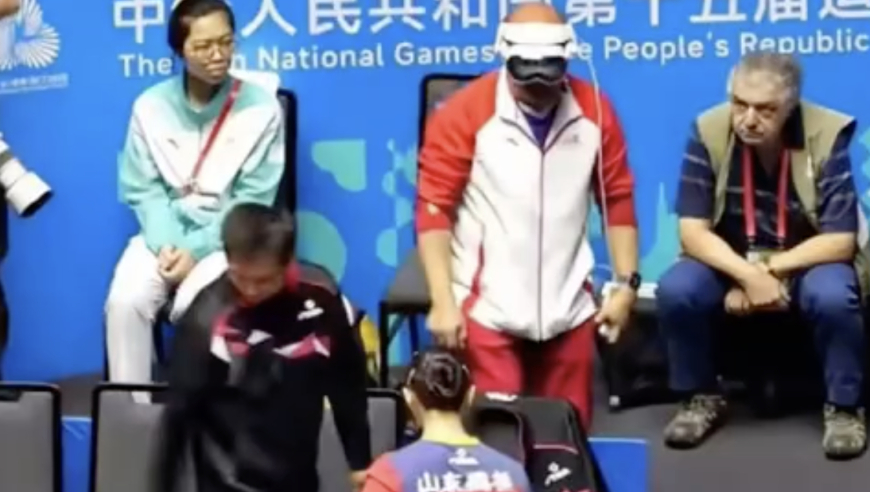 陈梦被造谣靠作弊赢球！队医发声：比赛结束才拿出 不存在AI辅助