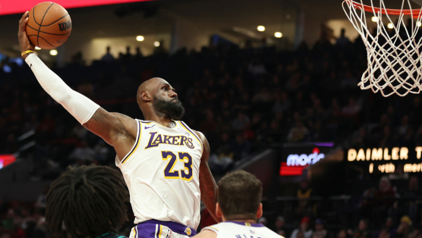 詹姆斯vs开拓者20分9篮板8助攻集锦：滑翔劈扣+单核带不动湖人