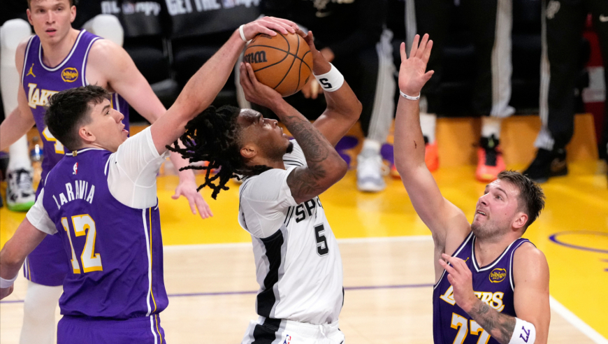 湖人马刺生死时刻：斯玛特关键踩线给机会 马刺罚球不中无缘逆转