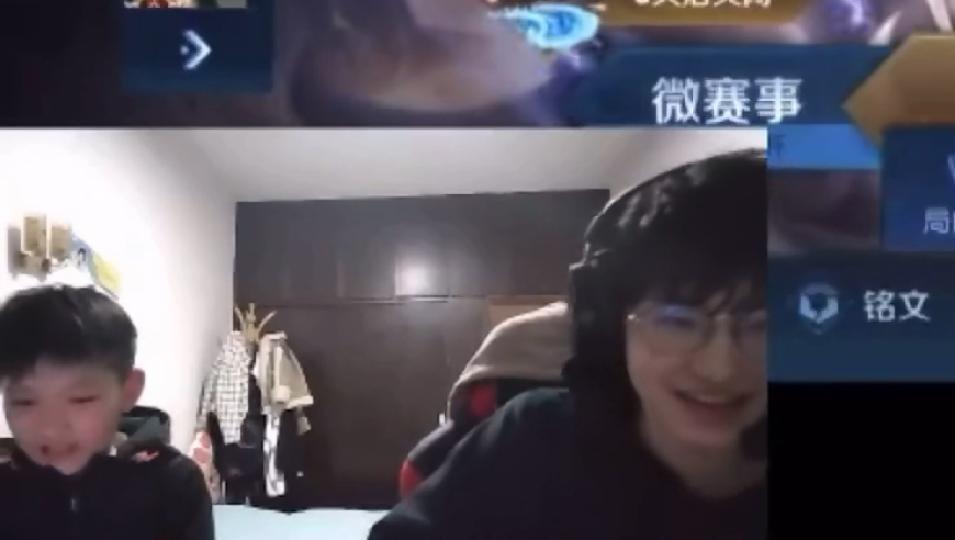 一诺和亲弟弟一起玩恐怖游戏，吓得双手捂脸，看着弟弟越来越帅