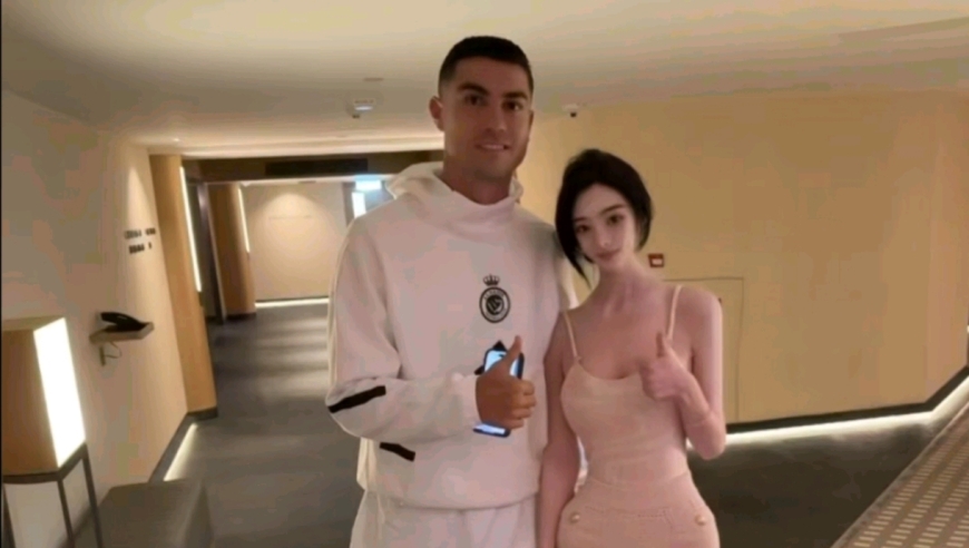 美女与C罗酒店单独合影！C罗腿被p成竹竿 网友：国足看到自信开踢