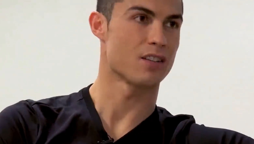 C罗再现倒钩破门，多少人的思绪被拉回到7年前！！