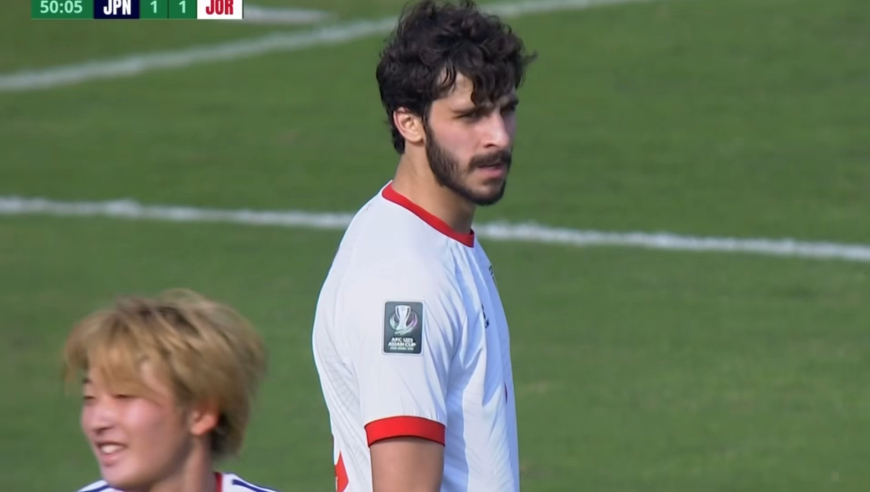 U23约旦球员绝望目送丢球！日本眼花缭乱传控，教科书级进攻
