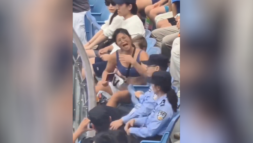 女子酒后观赛扰乱上海大师赛现场 数次劝阻无效后被抬离观众席