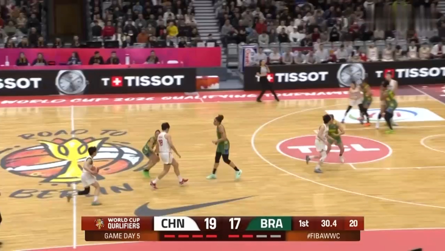 王思雨这球太逆天了！巴西女篮众将看呆，中国女篮全队沸腾！