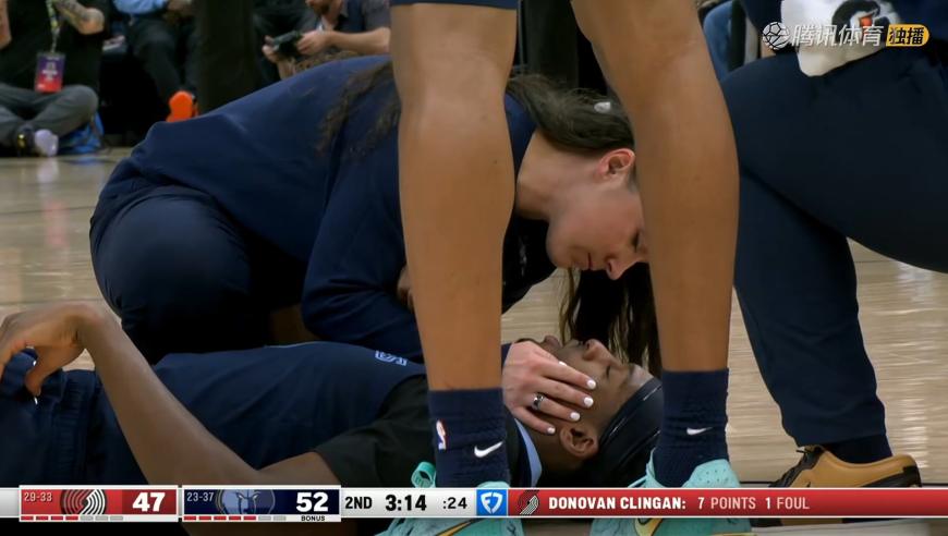 搏击动作！克林根肘击下巴KO普罗斯珀 裁判升级二级恶意直接驱逐