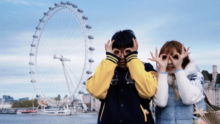 U23国足队长留洋英超 与女友打卡伦敦地标秀恩爱：我们天下第一好