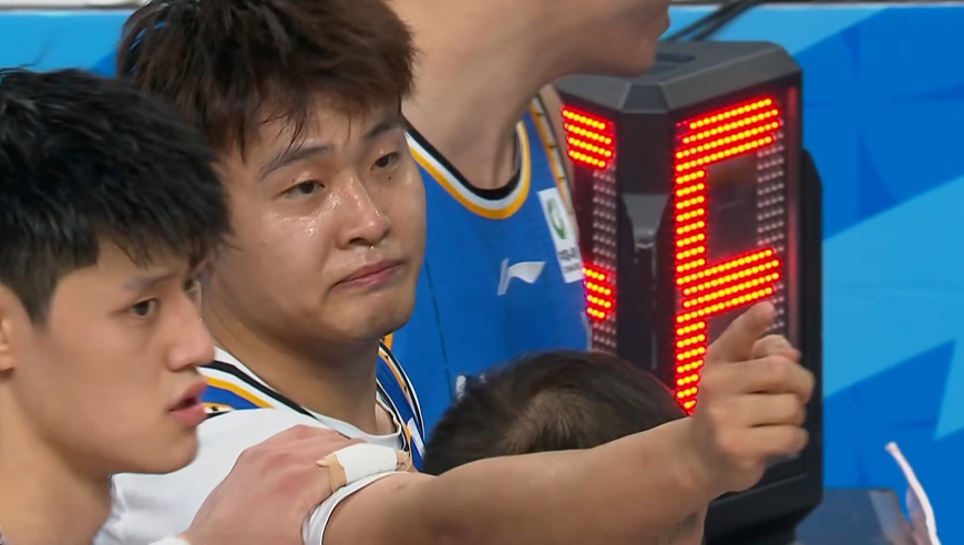 北京德比最后时刻：邹雨宸关键2+1 赵睿背部重伤离场怒指裁判