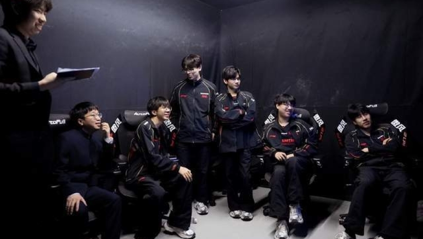 LPL最强战队易主！JDG双杀BLG登顶LPL，国一教实至名归？