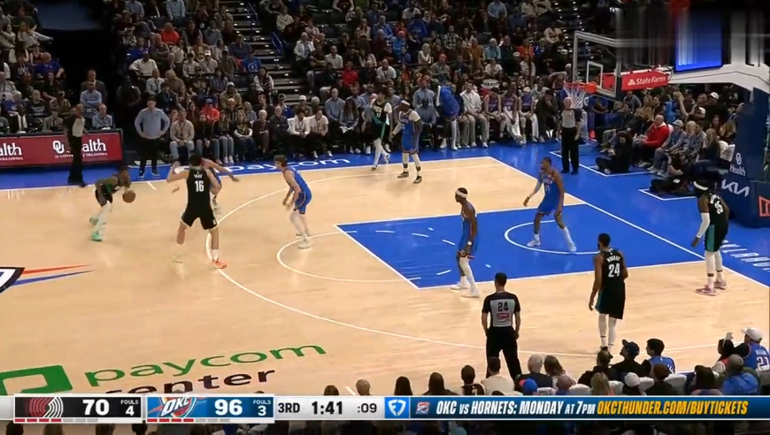 太燃了！慢镜还原杨瀚森三分数超越姚明炸裂时刻，全队欢呼庆祝