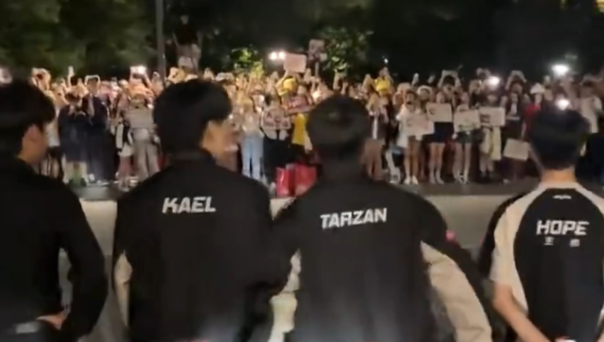 遗憾结束首次国际赛，LOL官推晒AL赛后谢场视频