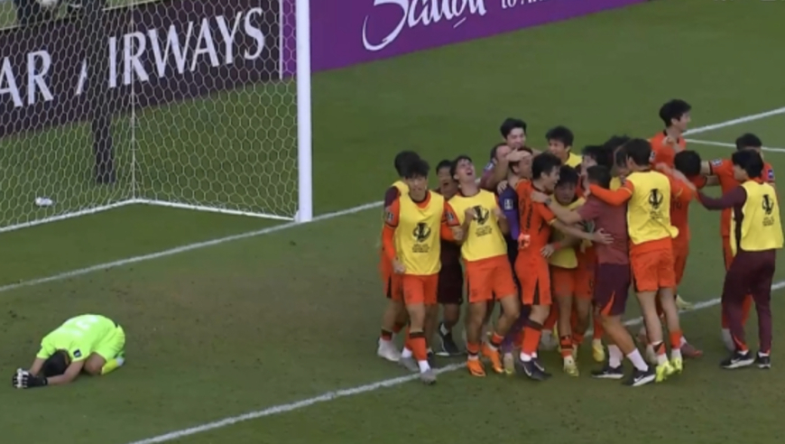 世界名画：U23国足18人激情相拥+仰天长叹 乌兹门将跪地埋头痛哭