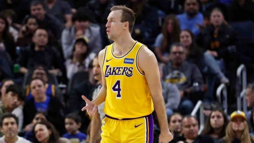 发挥稳定！肯纳德湖人首秀10分集锦：三分4中2防守端连续被点名