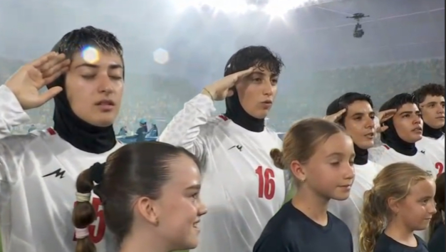 被逼无奈！伊朗女足从拒唱到高唱国歌，背后是亲属被逮捕的威胁，回国或面临绞刑