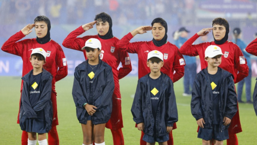 伊朗女足5人留澳洲，公开摘掉头巾，知情人披露已有球员家人遭逮捕