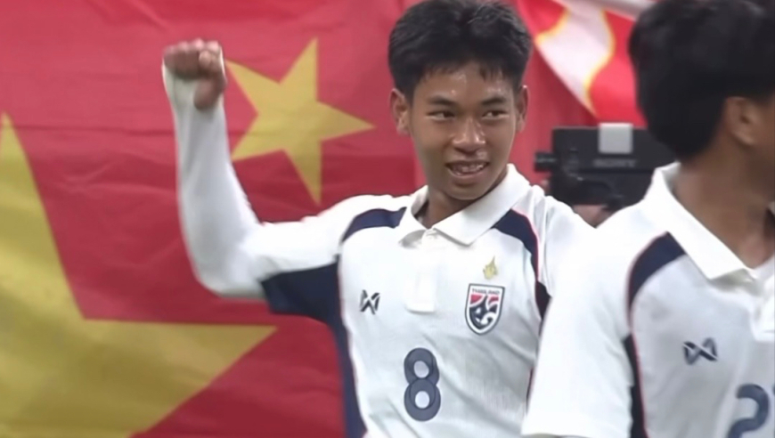 中国U23再丢一球！鲍世蒙头球乌龙助攻+滑倒，对手扩大优势