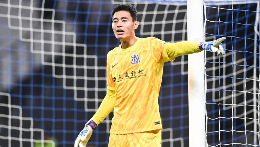 业余！慢镜还原申花门将犯错丢球，大脚传给对手送角球后被破门